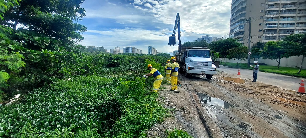 Subprefeitura de Jacarepaguá e Fundação Rio-Águas atuam na limpeza do Rio Pavuninha