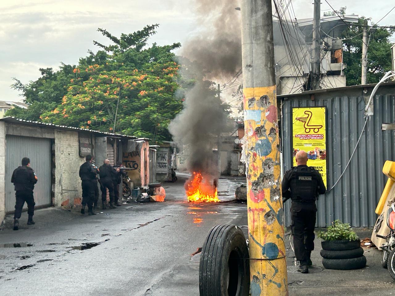 Polícia prende três e apreende drogas em operação na Cidade de Deus