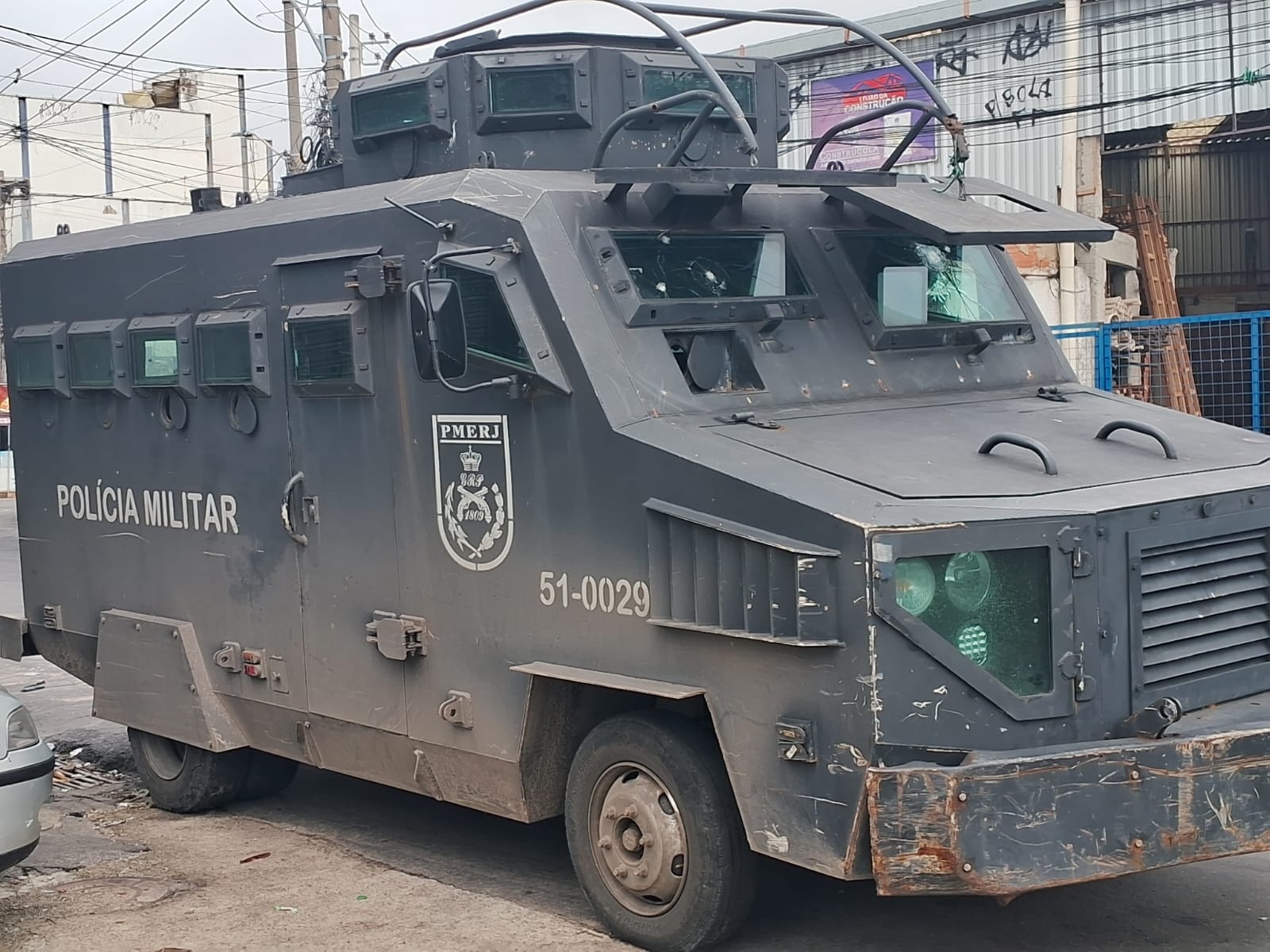 Blindado da Polícia Militar no Compexo da Pedreira