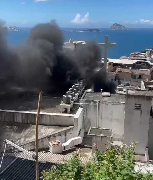 Imóvel pega fogo e assusta moradores do Vidigal, na Zona Sul do Rio (Foto: Divulgação)