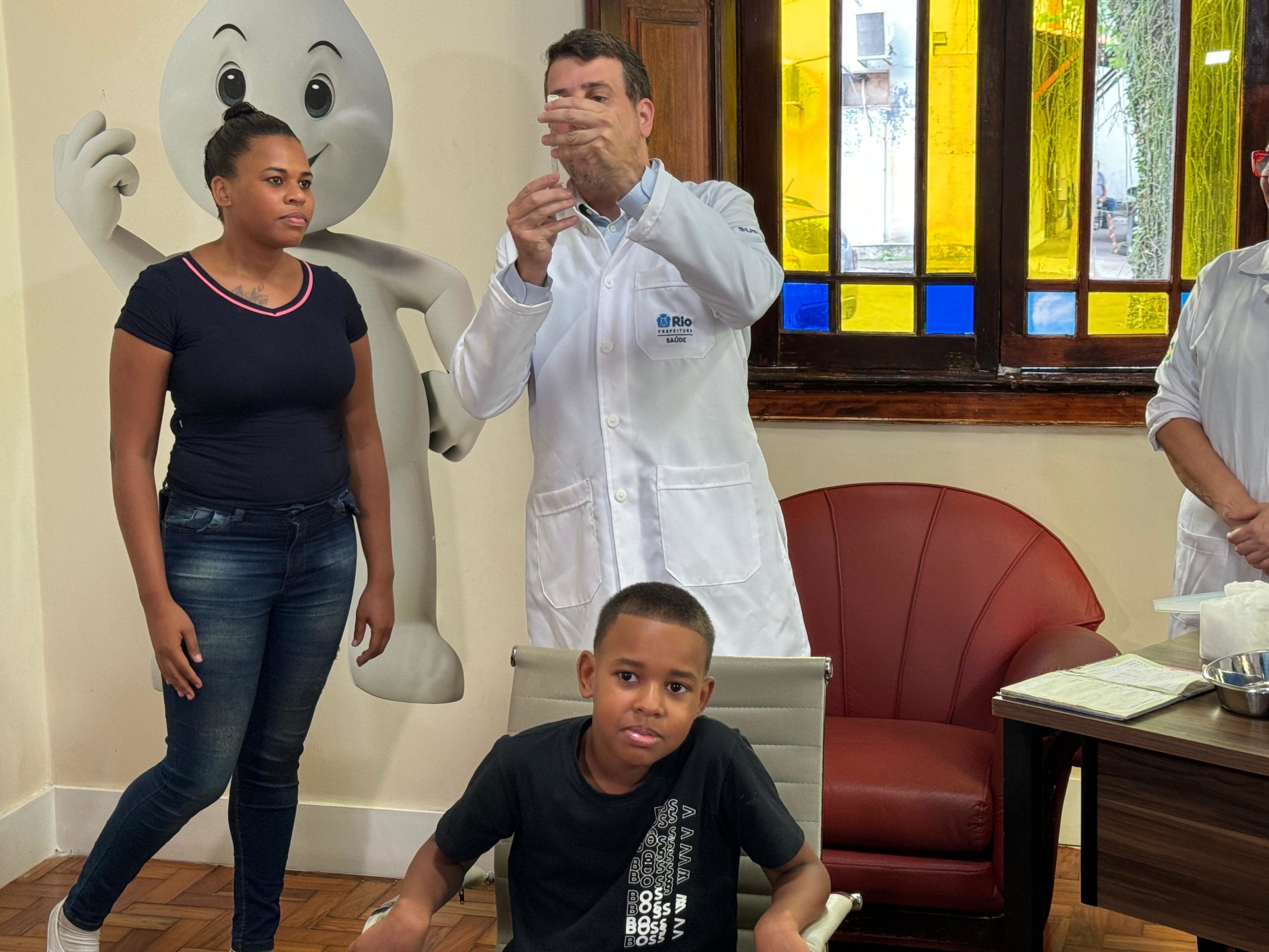 Daniel Soranz vacinando criança de 10 anos contra a dengue