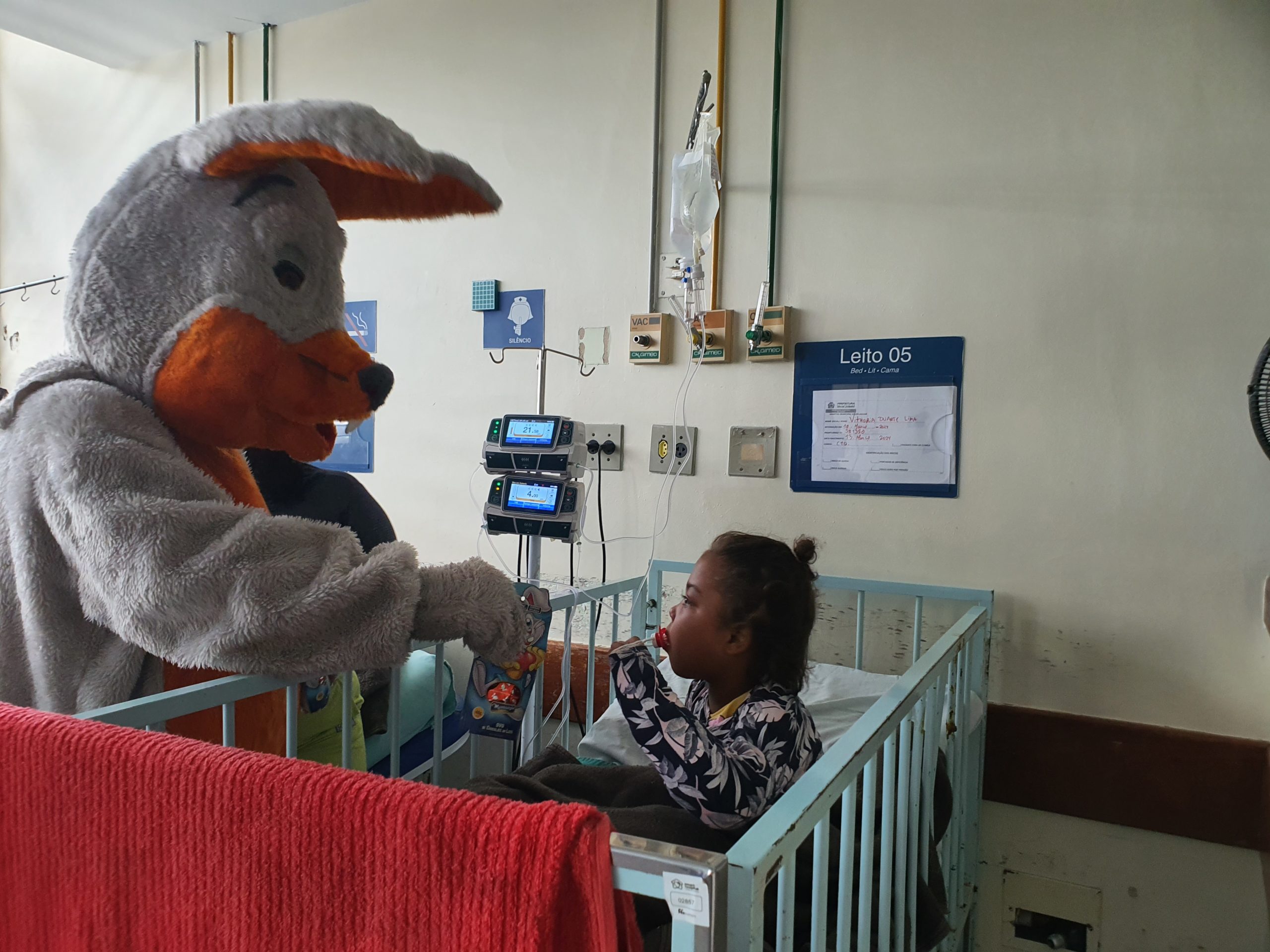 Colinho da Páscoa foi ao Hospital Souza Aguiar para distribuir chocolates