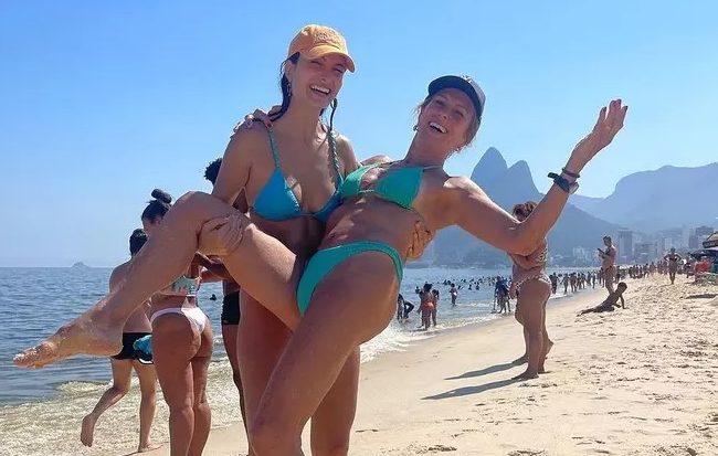 Helô Pinheiro e a neta Beatriz na praia de Ipanema