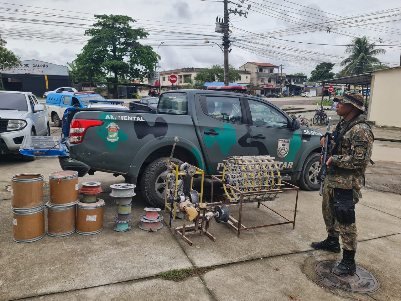 Polícia fecha fábrica clandestina de linha chilena na Baixada