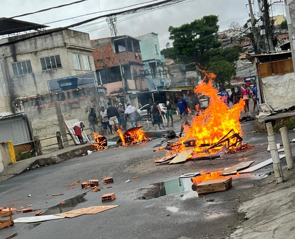 Barricada em chamas em Braz de Pina.