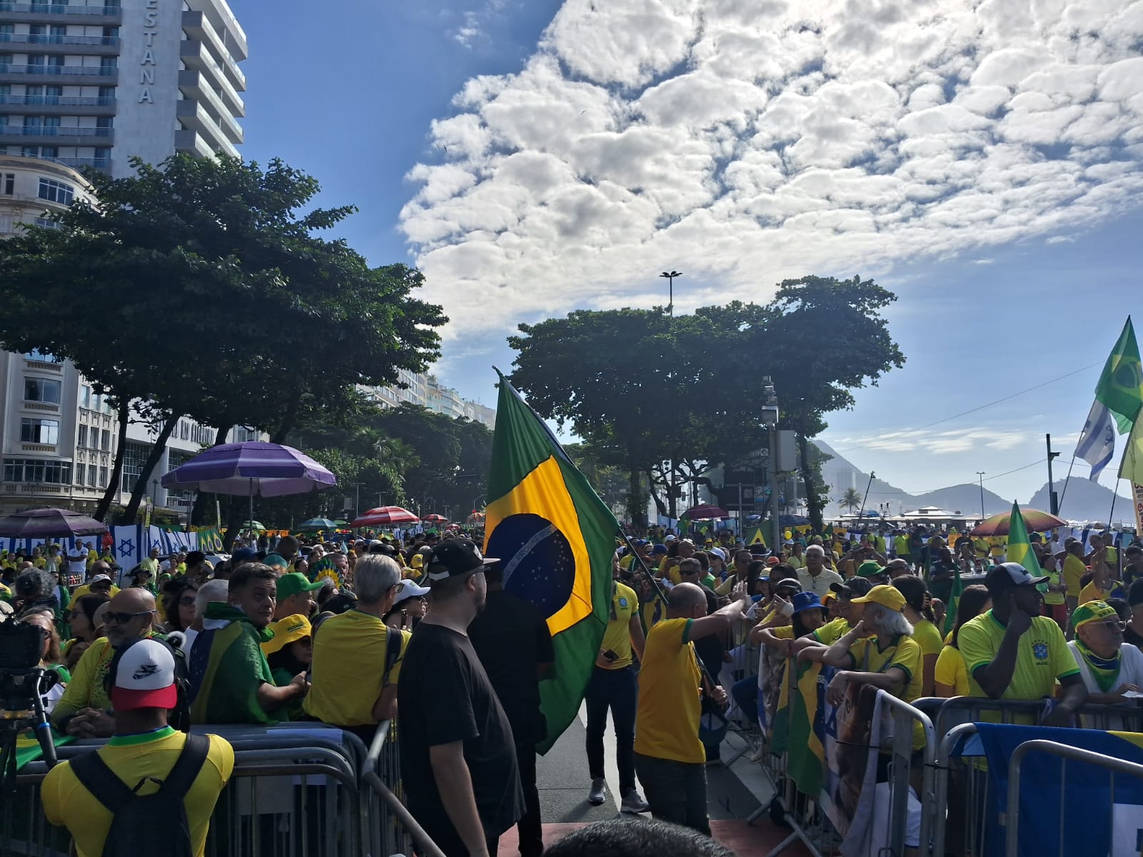 Apoiadores do ex presidente Bolsonaro em Copacabana