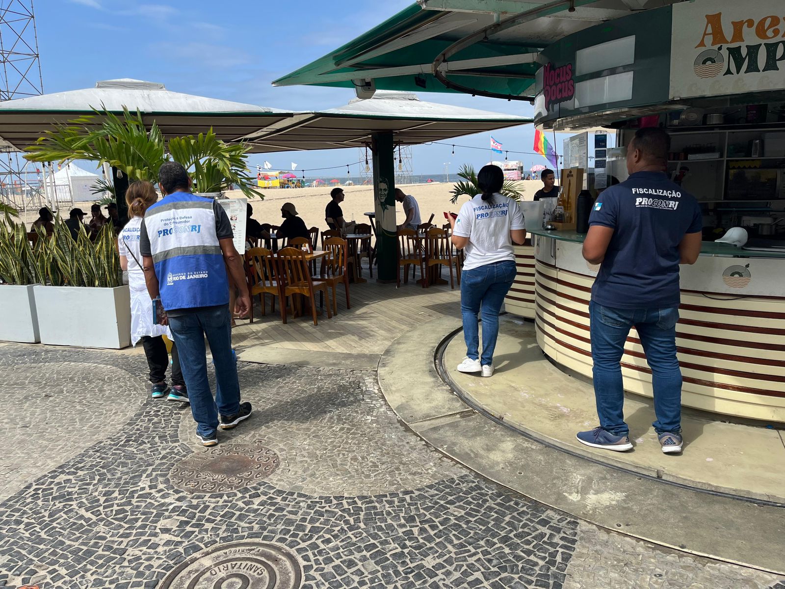 Equipe do Procon RJ fiscaliza quiosque na Praia de Copacabana para o show da Madonna