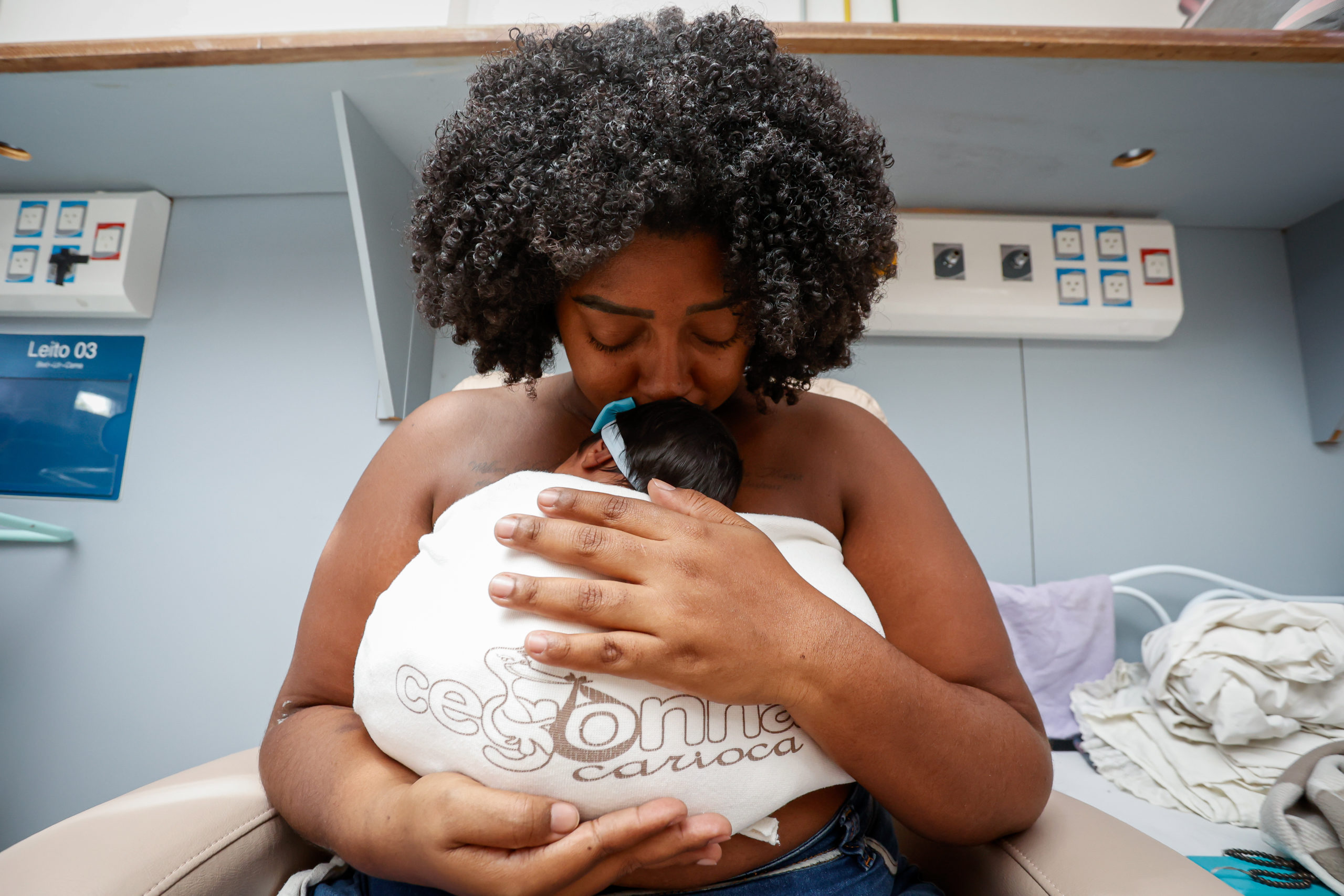 Contato pele a pele entre mãe e filho ajuda no desenvolvimento dos bebês prematuros