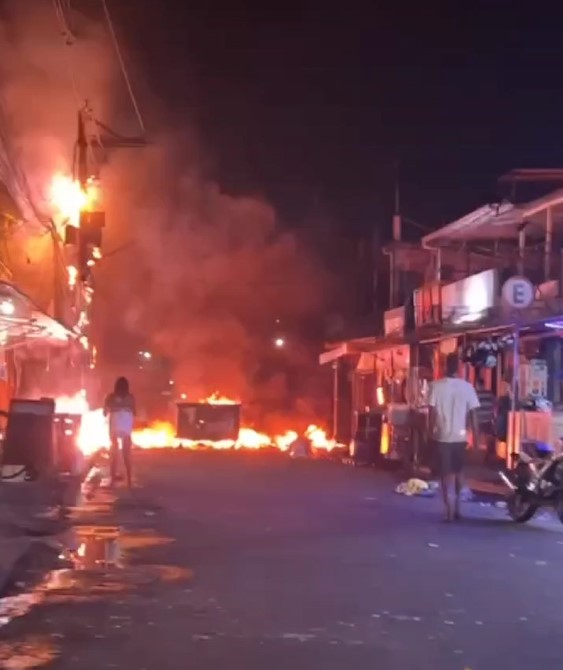 Barricadas em chamas na Cidade de Deus