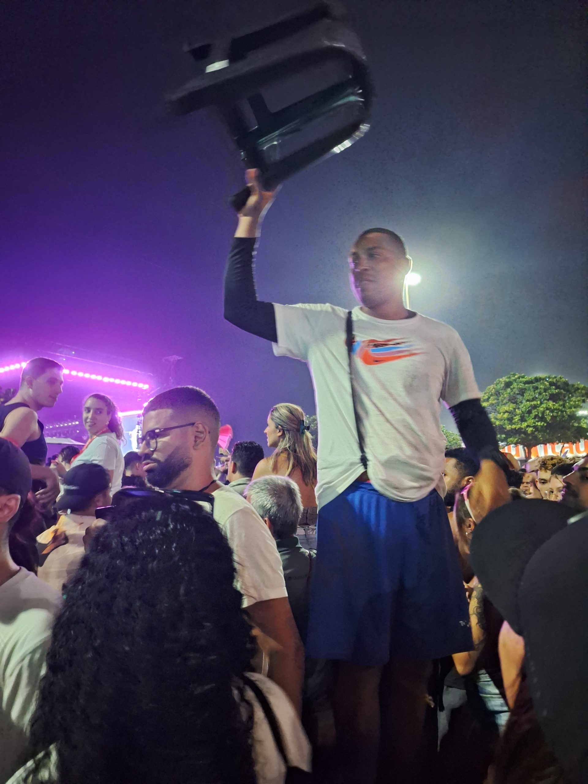 Ambulantes vendem 'camarotes' VIP improvisados na Praia de Copacabana.