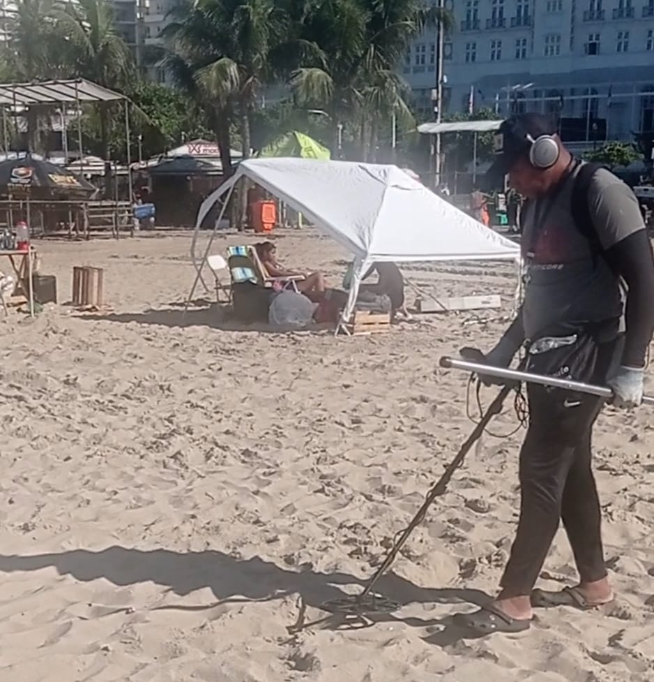 'Garimpeiro de Copa' procura por objetos de valora após show de Madonna, em Copacabana.