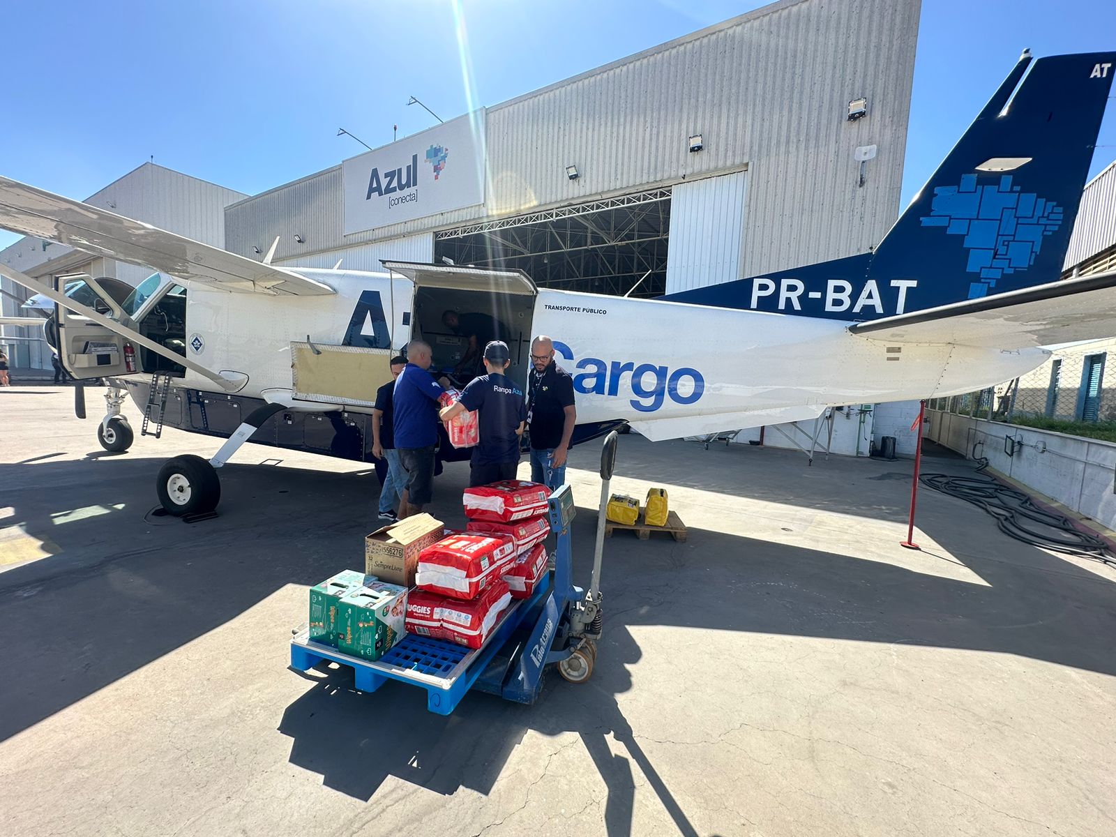 Aeronave da Azul sendo abastecida por doações