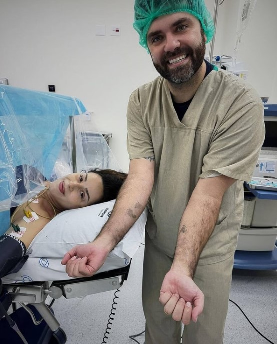 Nadja Haddad e o marido na maternidade