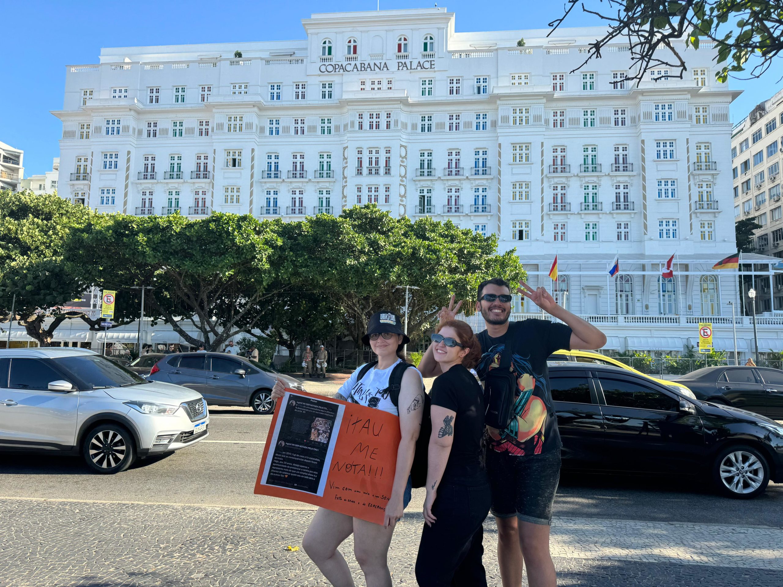 Turistas em frente ao Copacabana Palace, onde Madonna está hospedada.