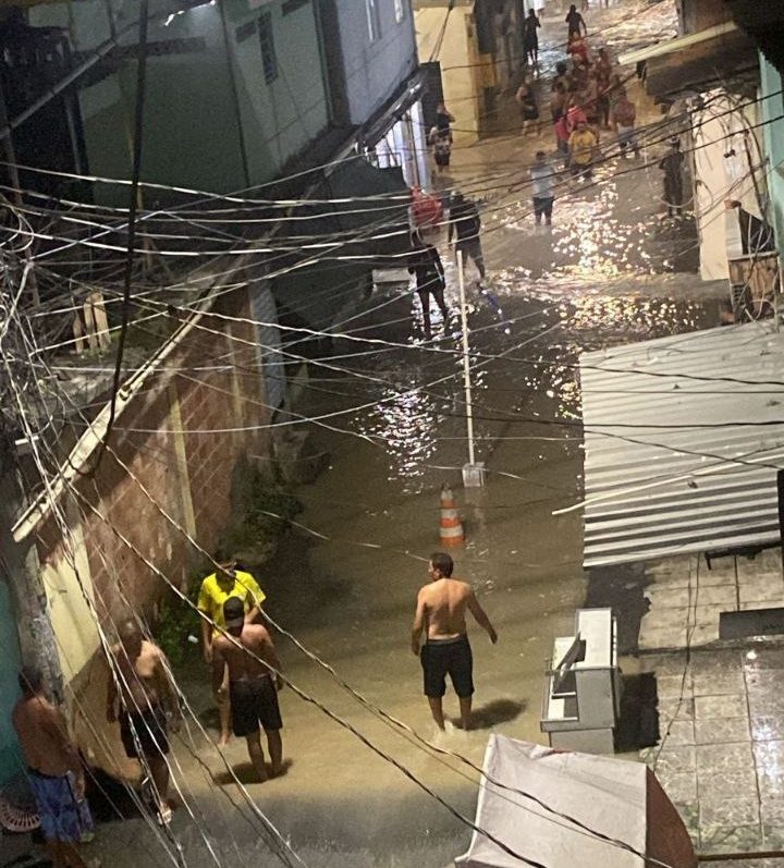 Água invade casas após rompimento de adutora.