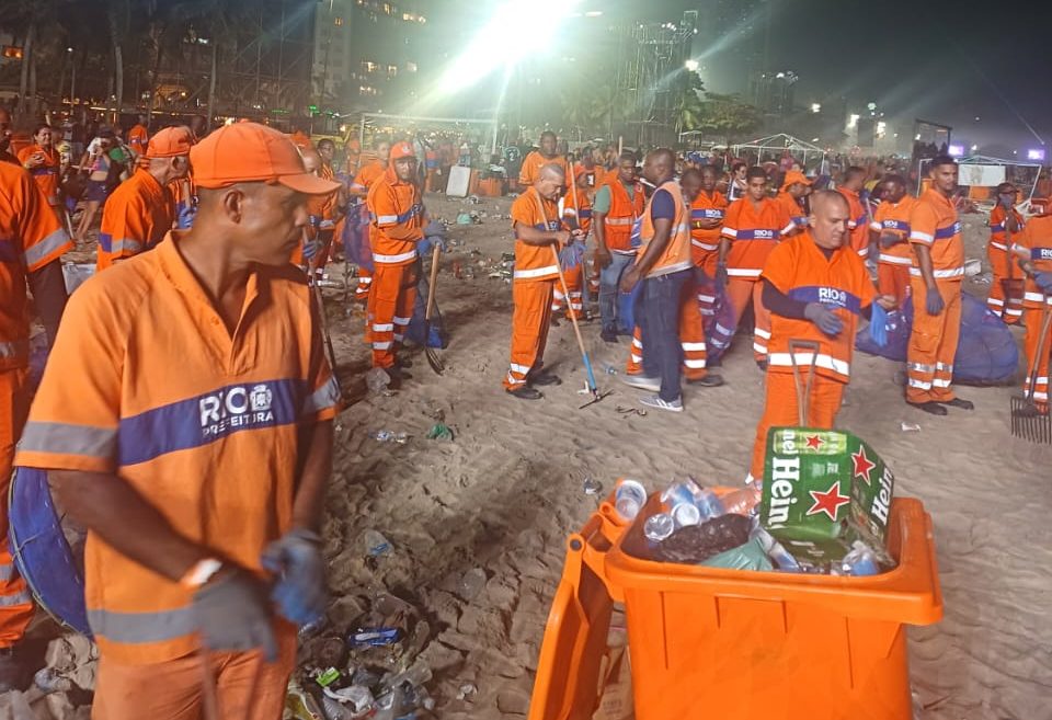 Comlurb retira quase 290 toneladas de lixo da Praia de Copacabana após show de Madonna.