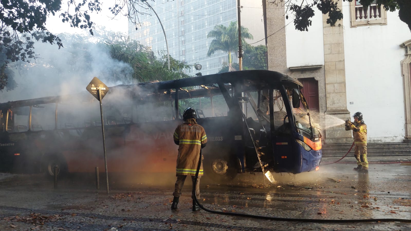 Ônibus explode e pega fogo no Centro do Rio