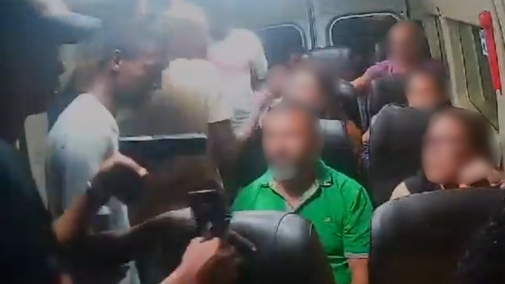 Vídeo criminosos assaltam passageiros de uma van em Pilares na Zona