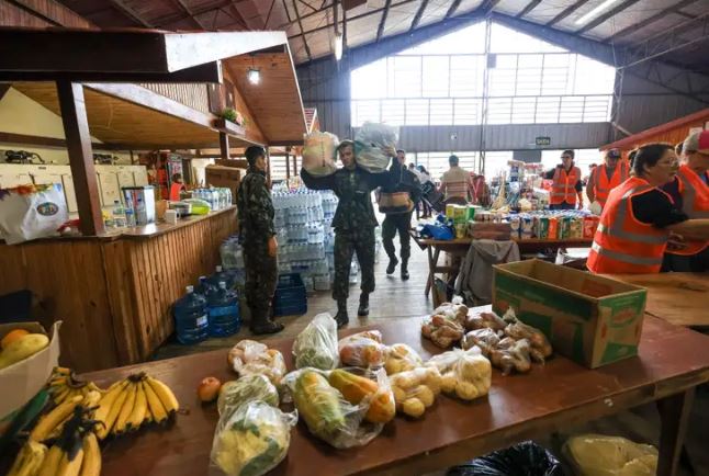 Mantimentos são recolhidos para doação a afetados pela forte chuva no estado do Rio Grande do Sul