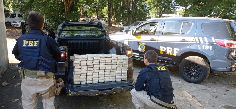 Agentes da Polícia Rodoviária Federal apreenderam 100kg de pasta base de cocaína no Rio