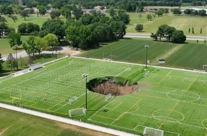 Cratera se forma em campo de futebol.