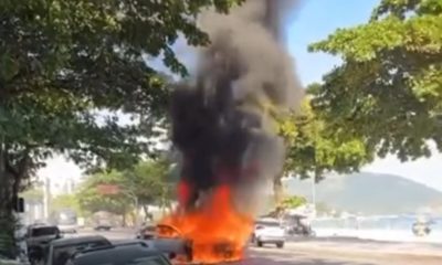 Carro pega fogo em praia de Niterói.