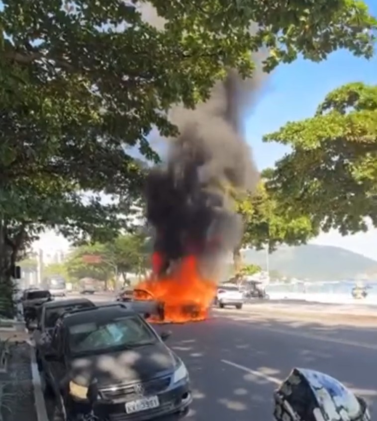 Carro pega fogo em praia de Niterói.