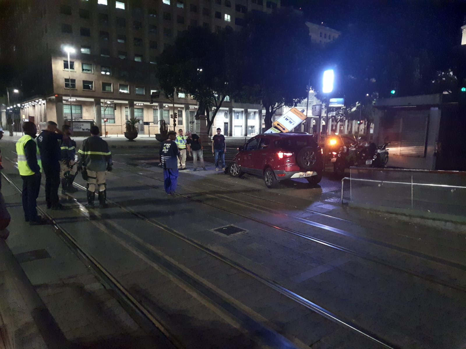 Acidente com carro interrompe circulação do VLT no Centro do Rio.