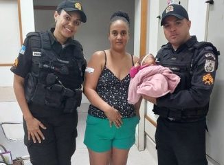Policiais salvam vida de bebÊ de dois meses engasgado com leite materno.