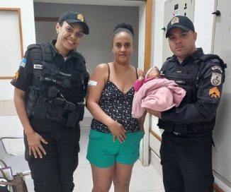 Policiais salvam vida de bebÊ de dois meses engasgado com leite materno.