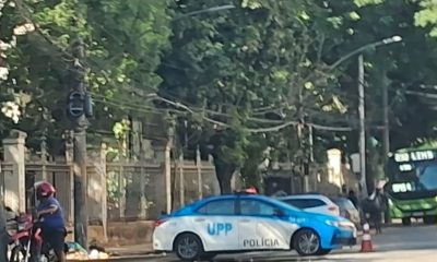 Viatura da Polícia Militar em um dos acessos ao Morro dos Macacos, em VIla Isahel.