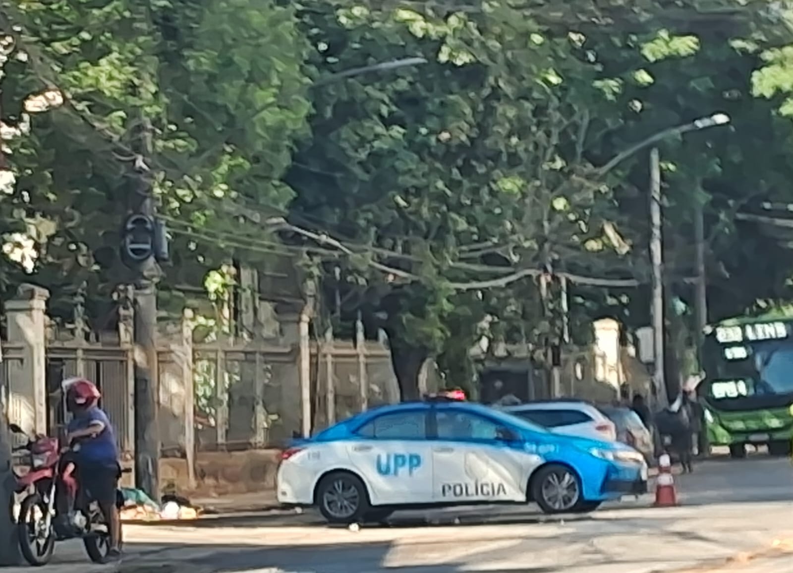 Viatura da Polícia Militar em um dos acessos ao Morro dos Macacos, em VIla Isahel.