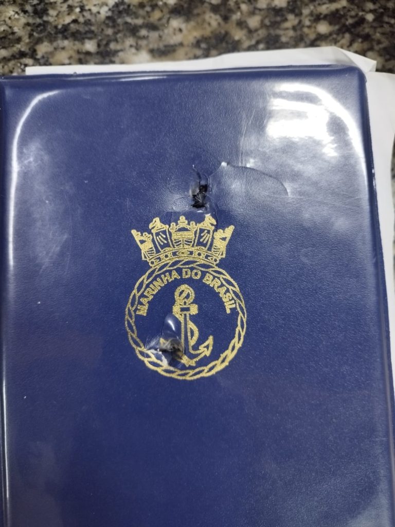 Caderno salva vida de militar da Marinha em tentativa de assalto em Madureira.