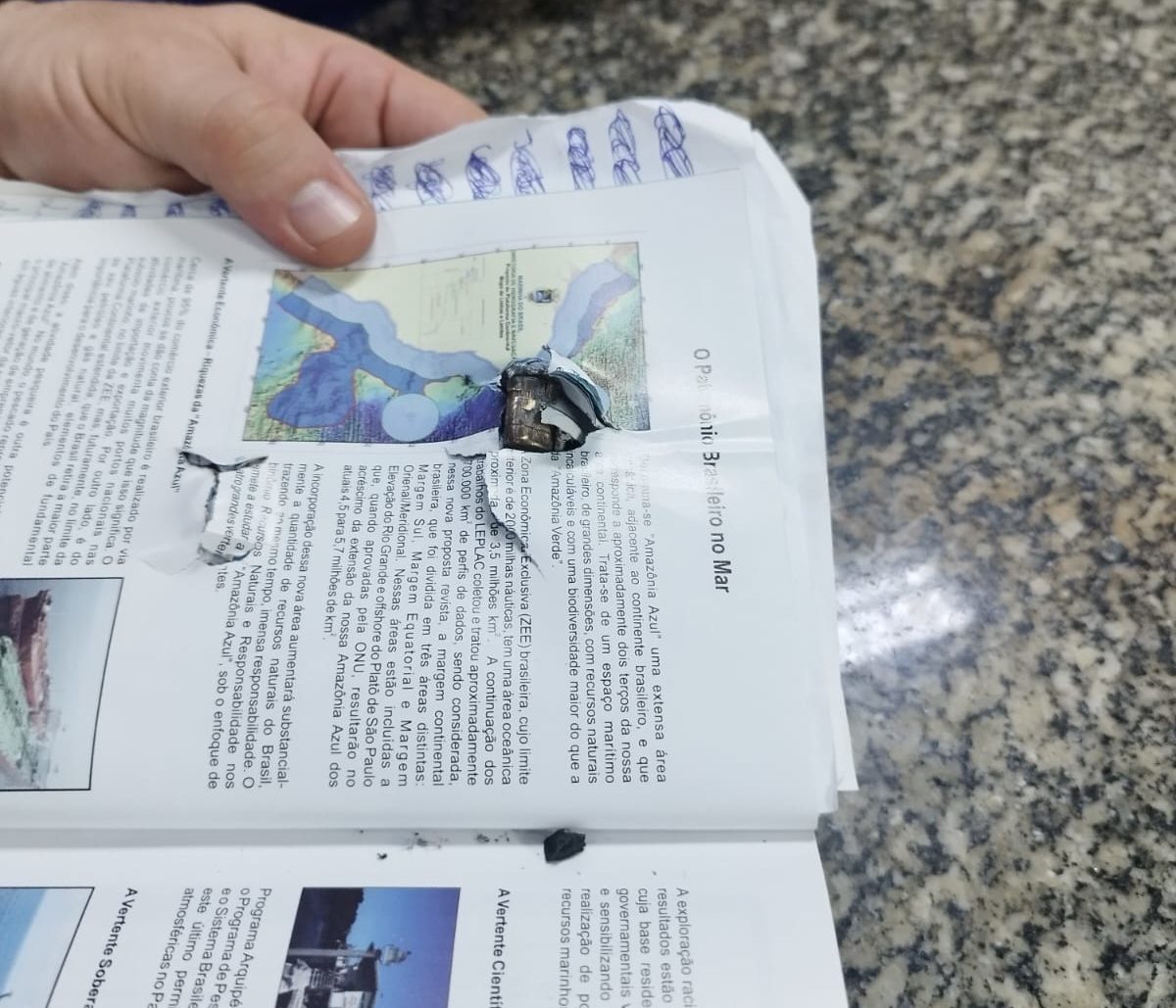 Caderno salva vida de militar da Marinha em tentativa de assalto em Madureira.