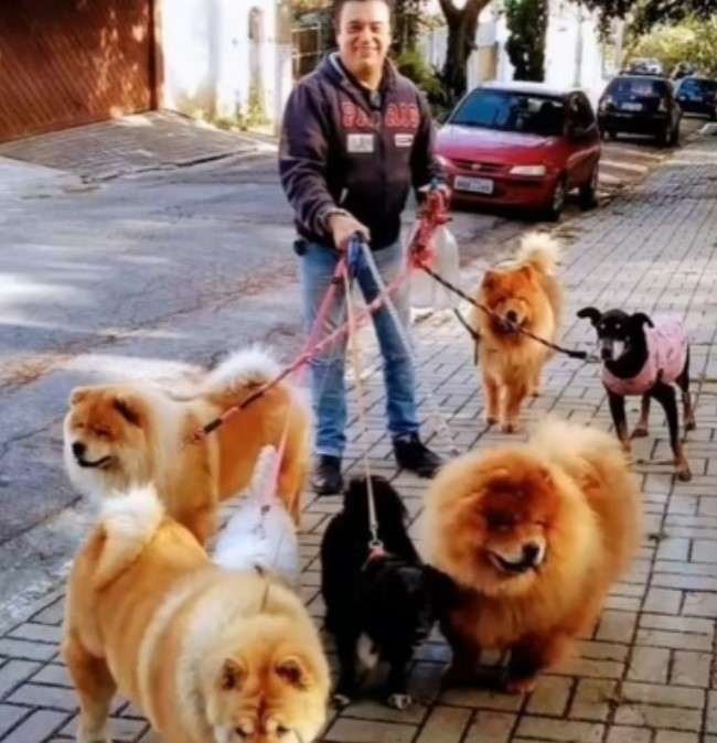 Nahim com os cachorros de estimação