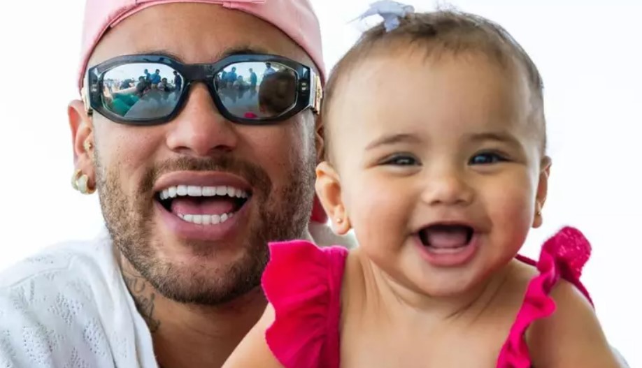Neymar ao lado da filha