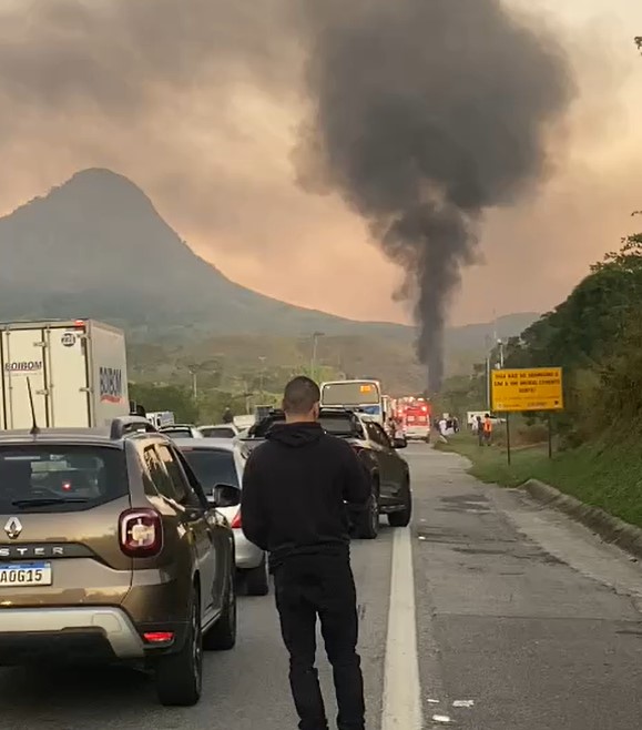 Via Lagos é fechada após incêndio em carro; oito ficam feridos