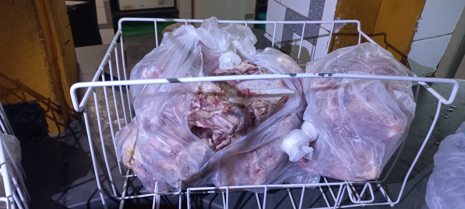 Alimentos vencidos são encontrados em motel na Baixada Fluminense.