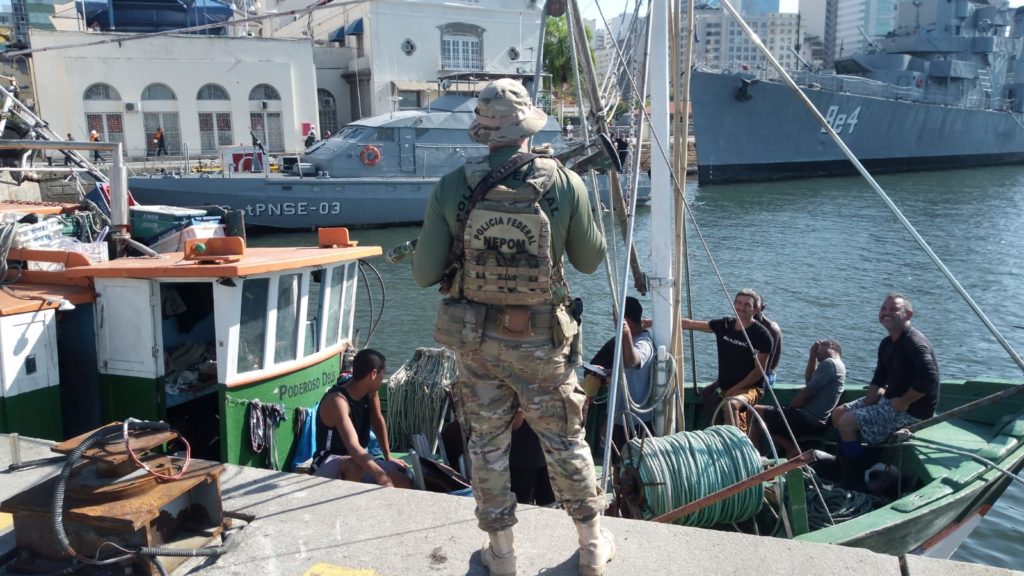 Operação prende dez por pesca irregular na Baía de Guanabara.