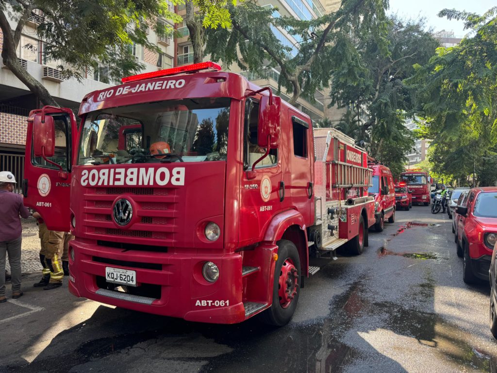 Incêndio fecha estação do metrô do Flamengo.