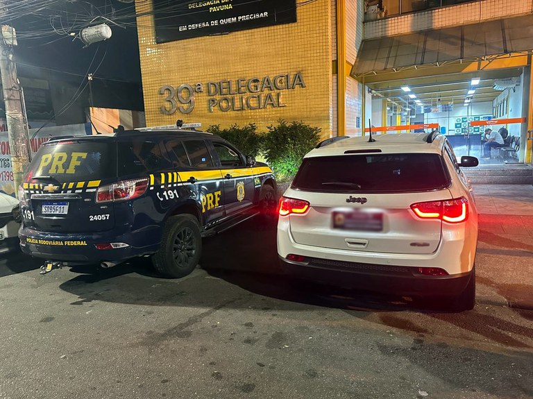 Assessor parlamentar é preso com pistola, placa falsa, carro clonado