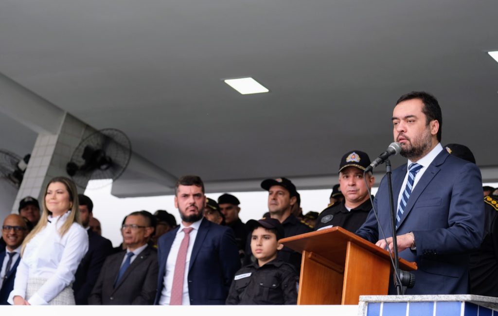 Governador Cláudio Castro discursando na cerimônia de formatura dos policiais militares