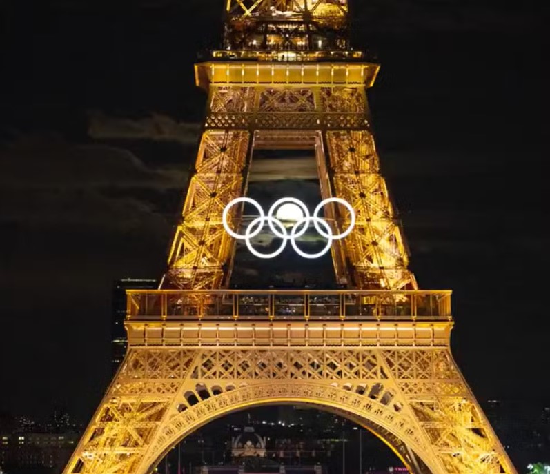 Foto com lua nos anéis olímpicos da Torre Eiffel viraliza nas redes sociais Foto Reprodução