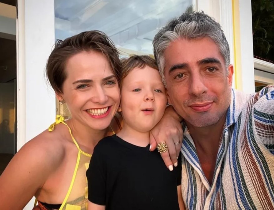 Letícia Colin ao lado do ex-marido e do filho Uri