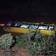 Ônibus escolar com 26 crianças cai em rio e deixa feridos em SC 