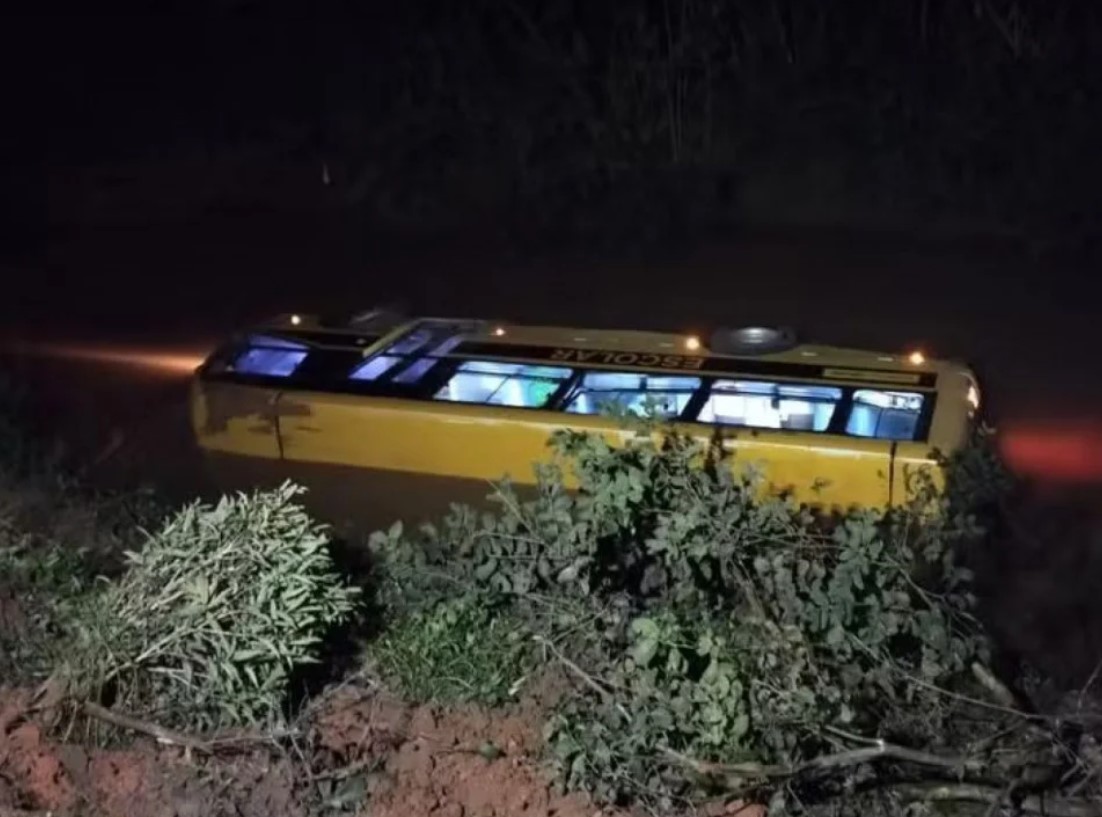 Ônibus escolar com 26 crianças cai em rio e deixa feridos em SC 