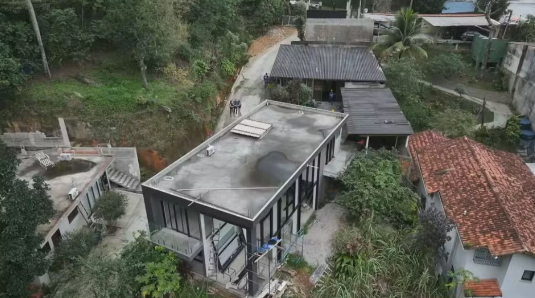 Operação demole casas avaliadas em R$ 4 milhões no Joá