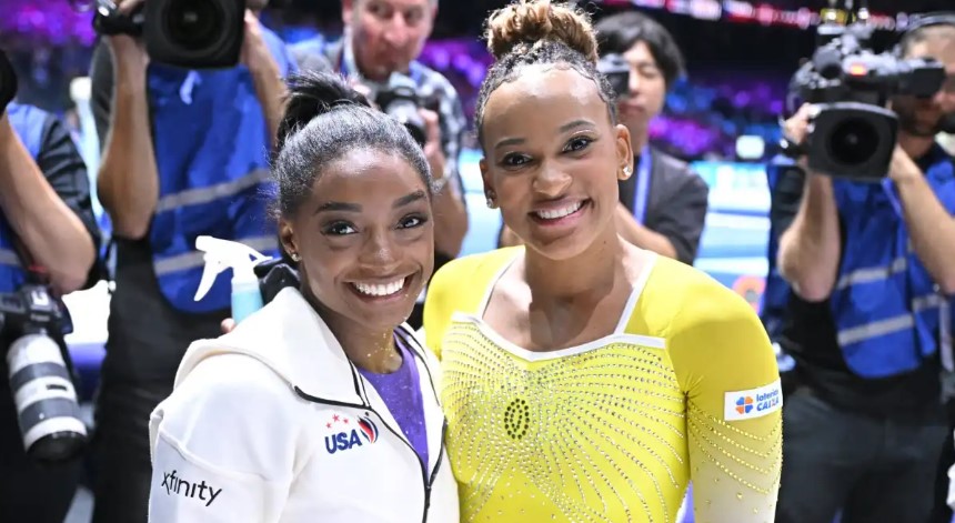 Simone Biles e Rebeca Andrade no Mundial de Ginástica de 2023, na Antuérpia USA Gymnastics