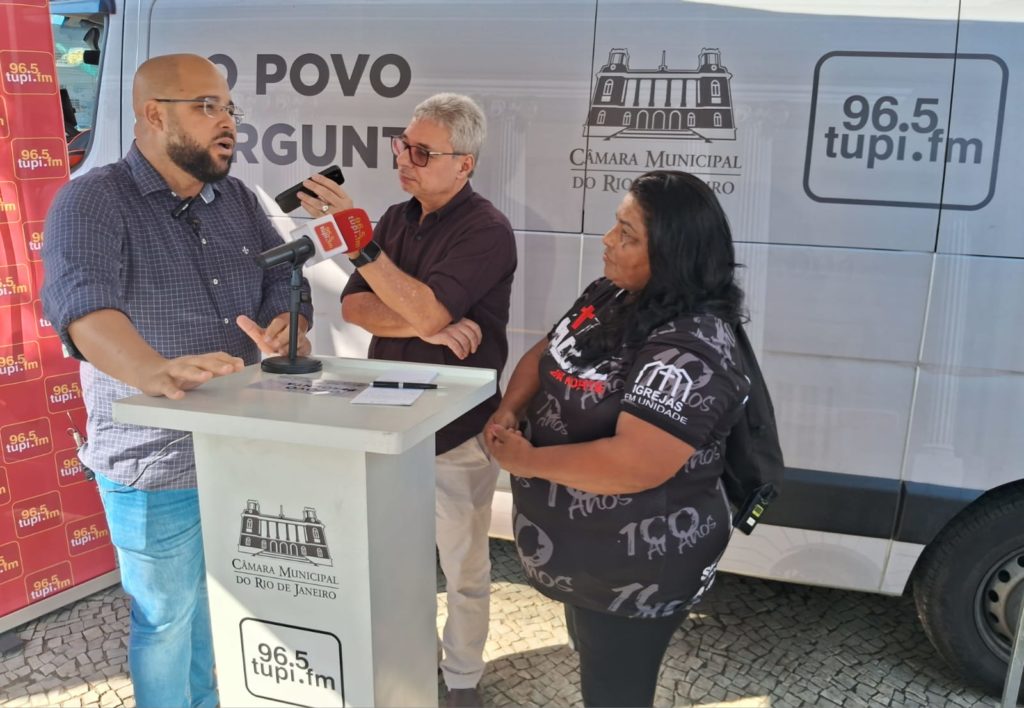 Vereador Márcio Santos durante a ação "O Povo Pergunta", parceria da Rádio Tupi com a Câmara Municipa do RIo.