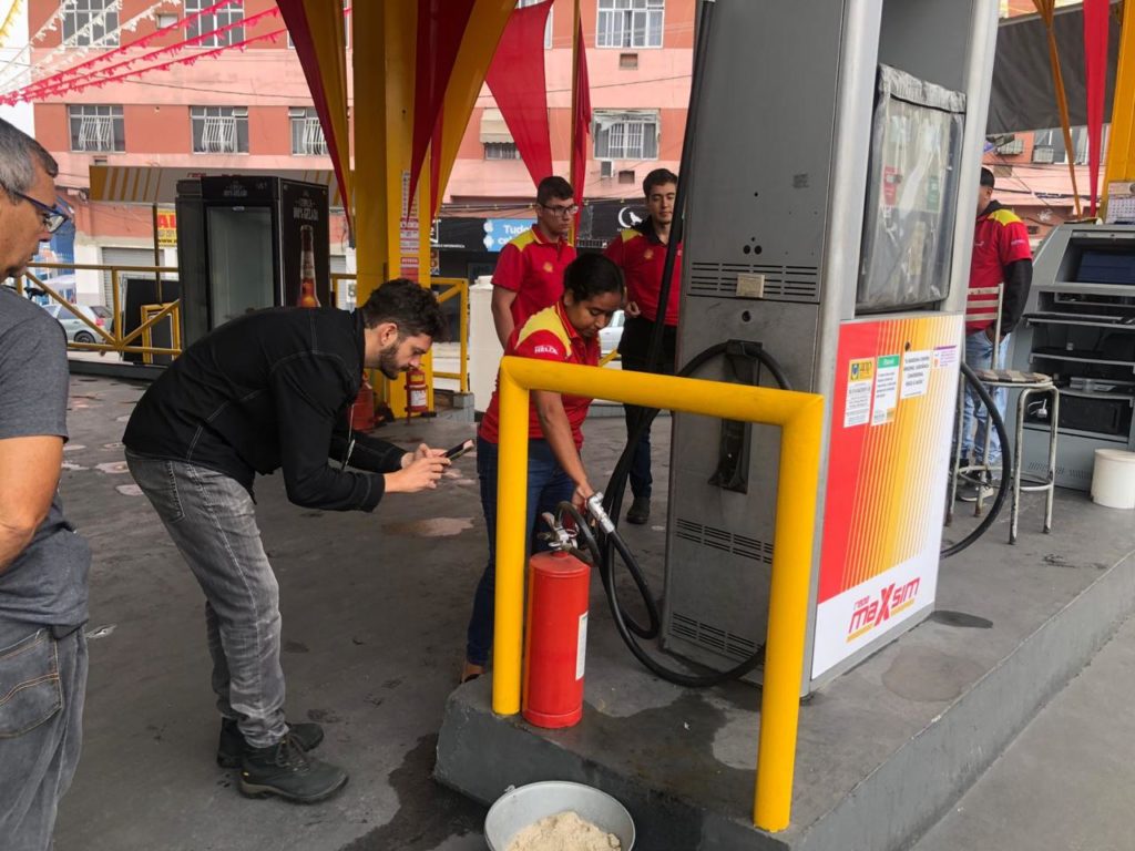 Polícia interdita posto de gasolina em São Gonçalo.